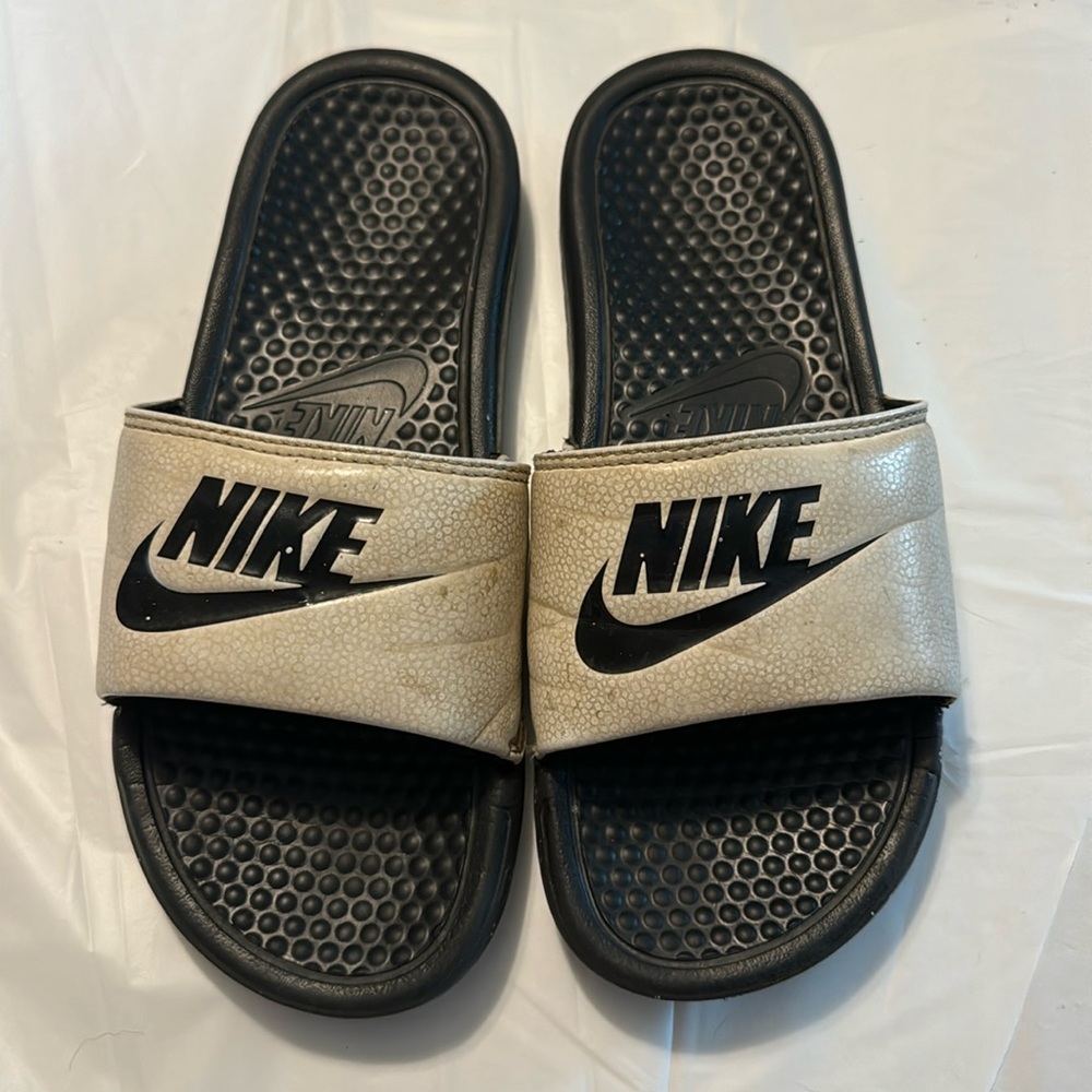 Nike Slides/Slide-On Shoes in White and Black (Size 7)